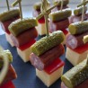 Pinchos de queso butifarra y pepinillo x20