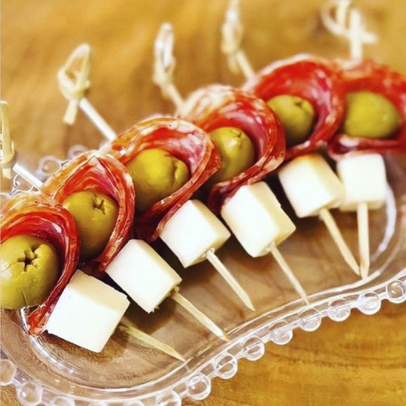 Pinchos de queso sevillana y salame x20