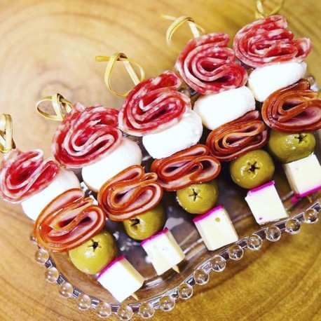 Pinchos de queso sevillana y salame x20