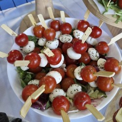 Pinchos de cherry, quesillo y camilla de verduras en oliva x20