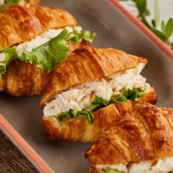 Mini Croissant pollo, lechuga tomate x20