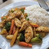 Pollo con verduras salteadas y arroz
