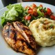 Pollo con pure y ensalada