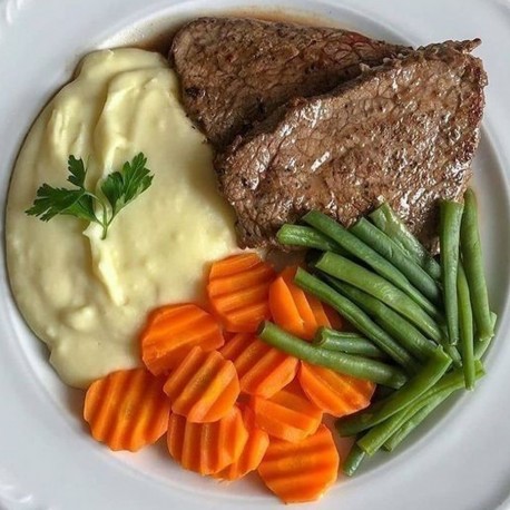 Bistec con pure, zanahorias y porotos verdes.