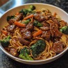 Lomo Salteado con fideos y brocoli