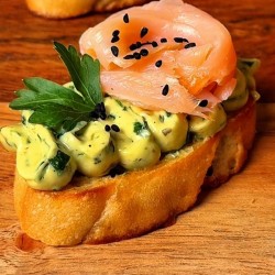 Bruschettas de salmon en pasta de cilantro y sesamo x20