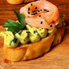 Bruschettas de salmon en pasta de cilantro y sesamo x20