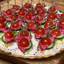 Canape pepino salame cherry x25